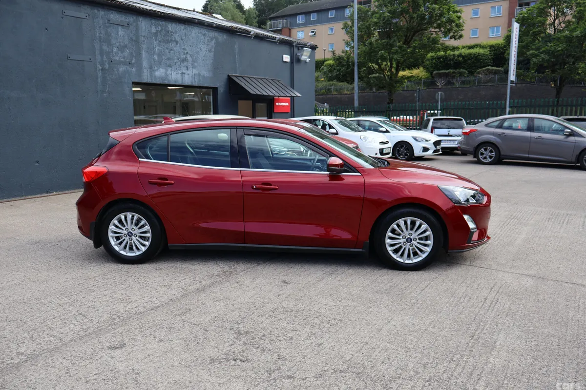 Ford Focus Hatchback, Diesel, 2020, Red