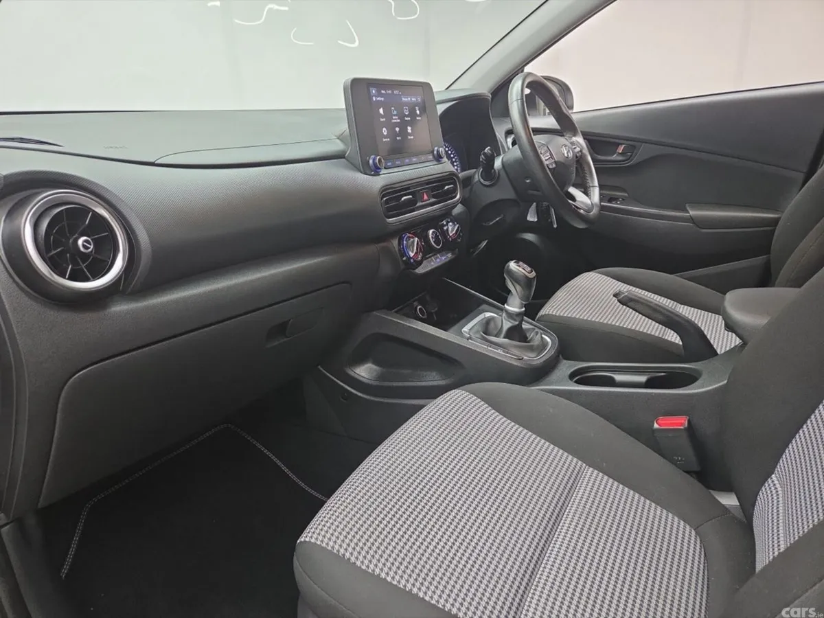 Hyundai KONA MPV, Petrol, 2023, White