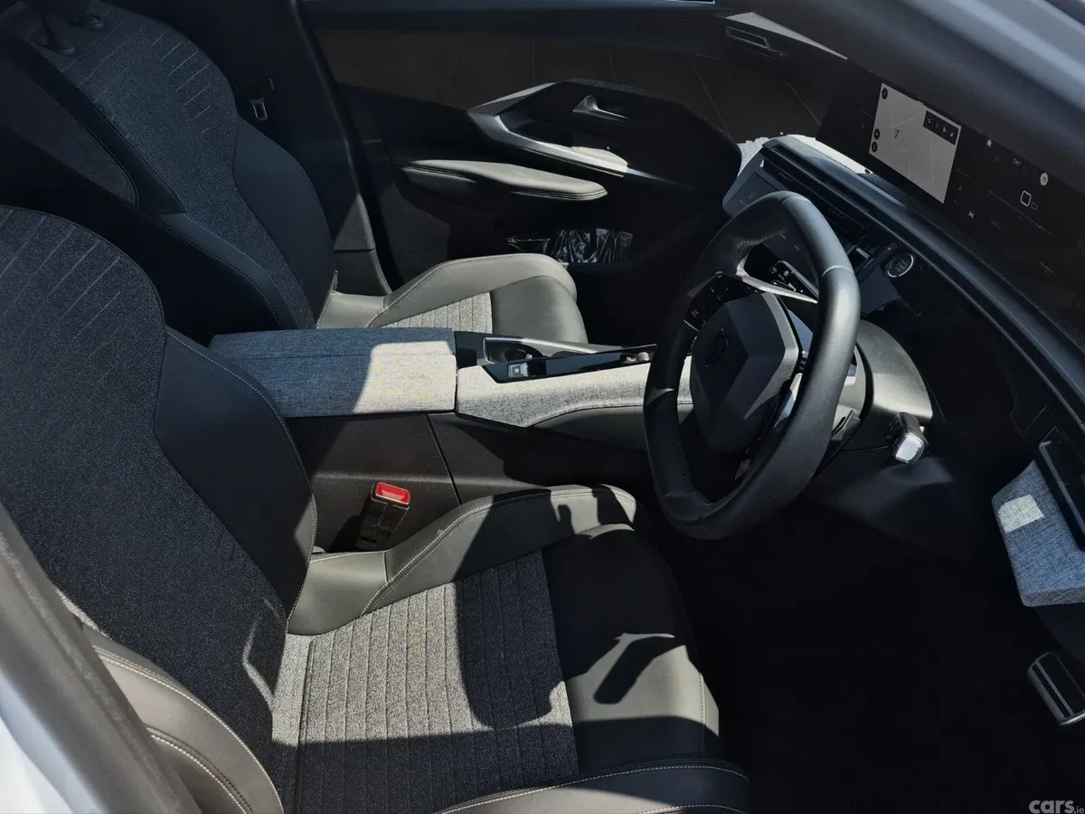 Peugeot 3008 MPV, Petrol, 2025, White