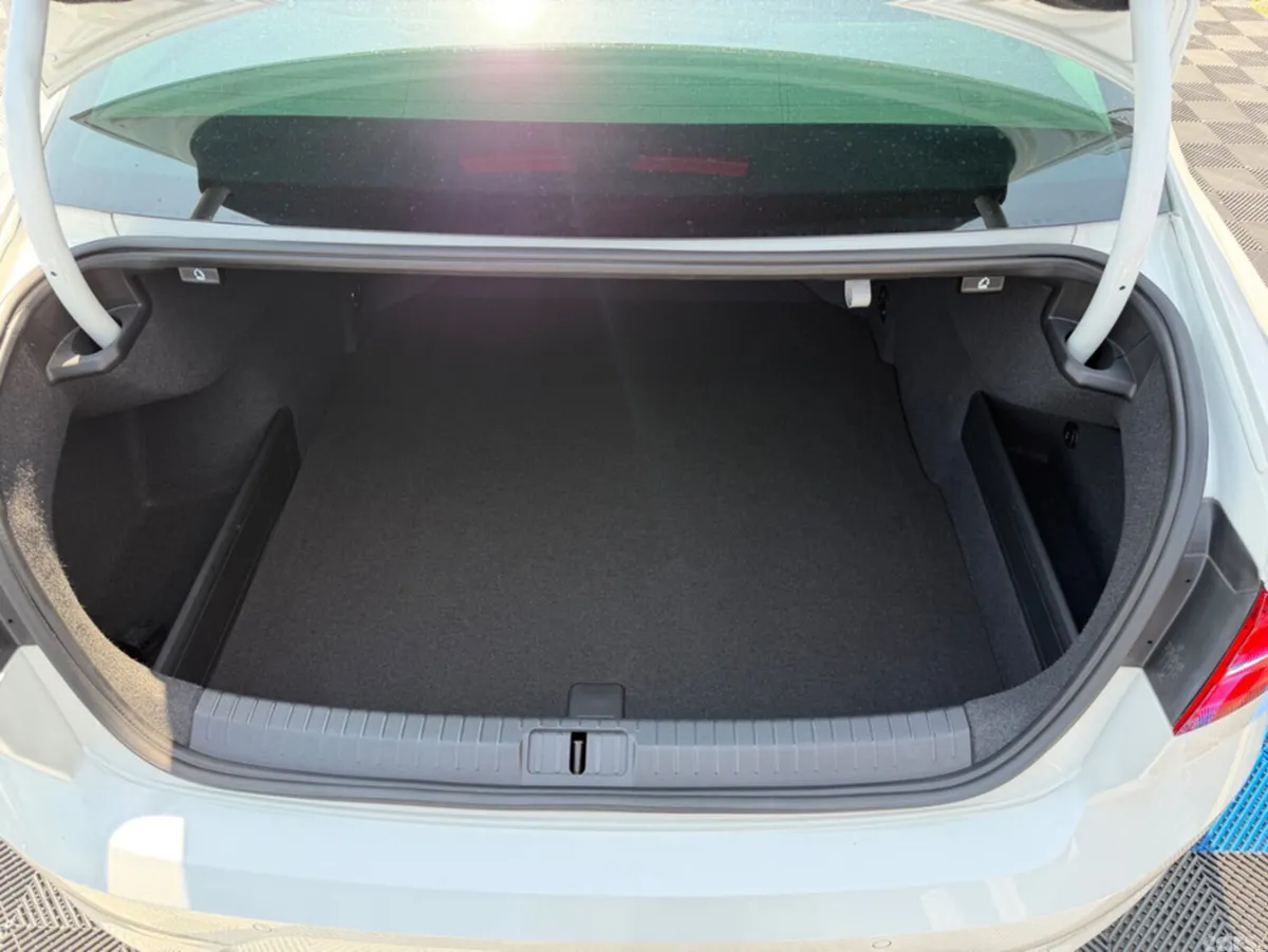 Volkswagen Passat Saloon, Diesel, 2019, White