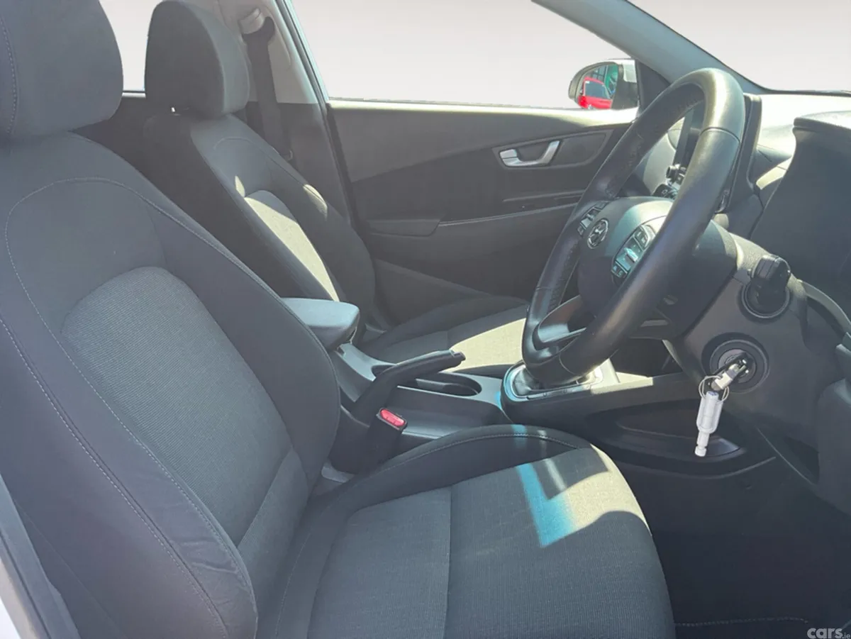 Hyundai KONA MPV, Petrol, 2023, White