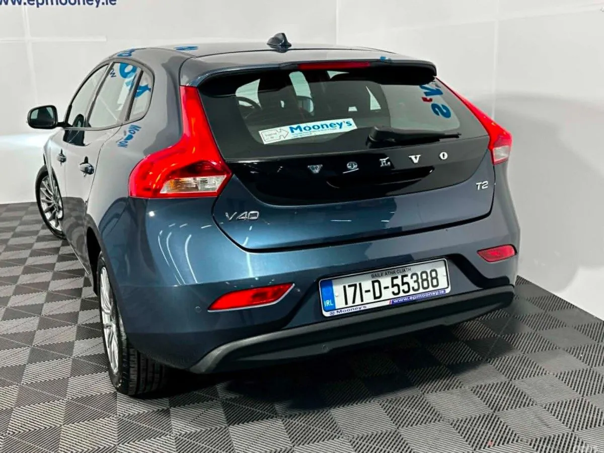 Volvo V40 Hatchback, Petrol, 2017, Blue