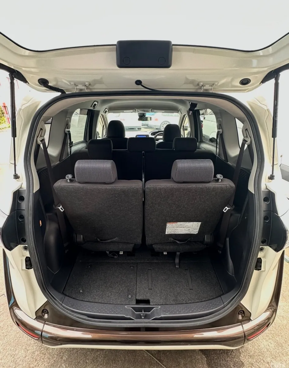 Toyota Sienta MPV, Petrol Hybrid, 2016, White