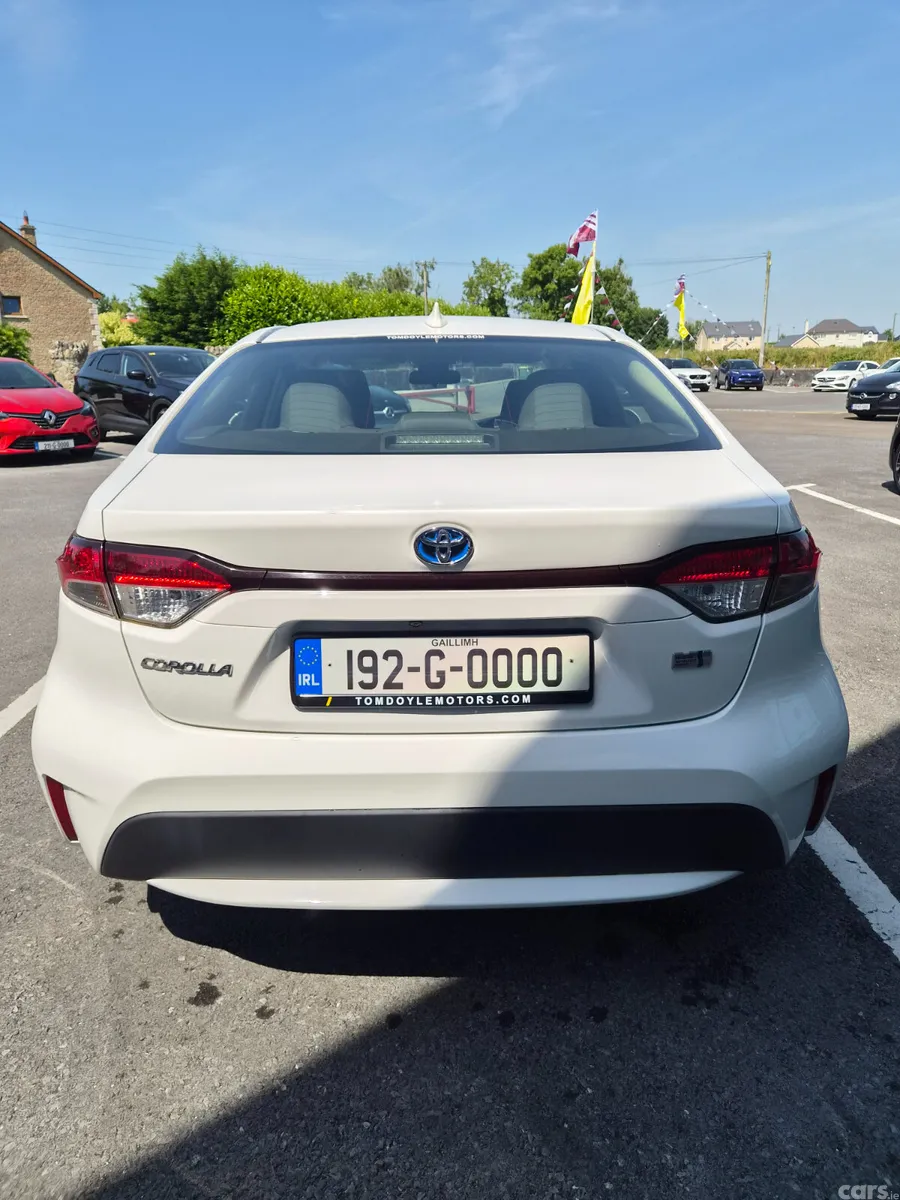 Toyota Corolla Saloon, Petrol Hybrid, 2019, White