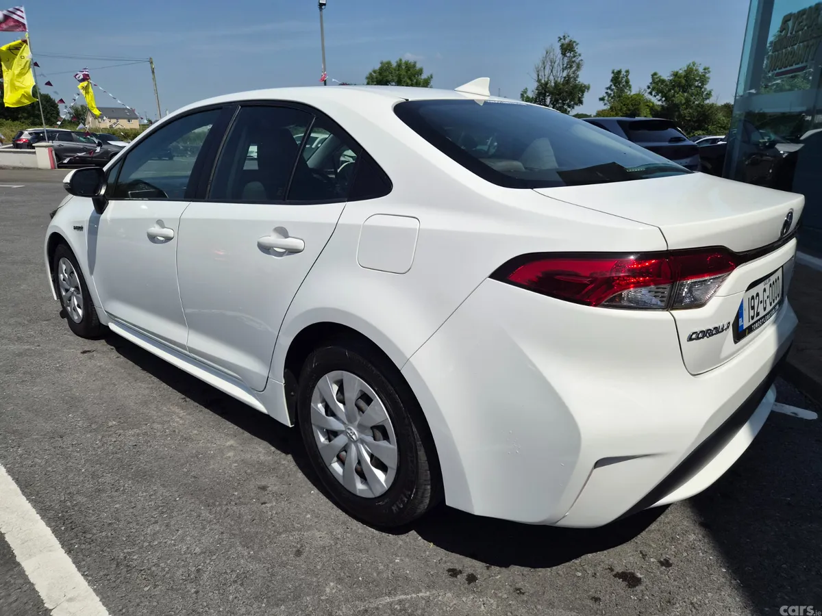 Toyota Corolla Saloon, Petrol Hybrid, 2019, White