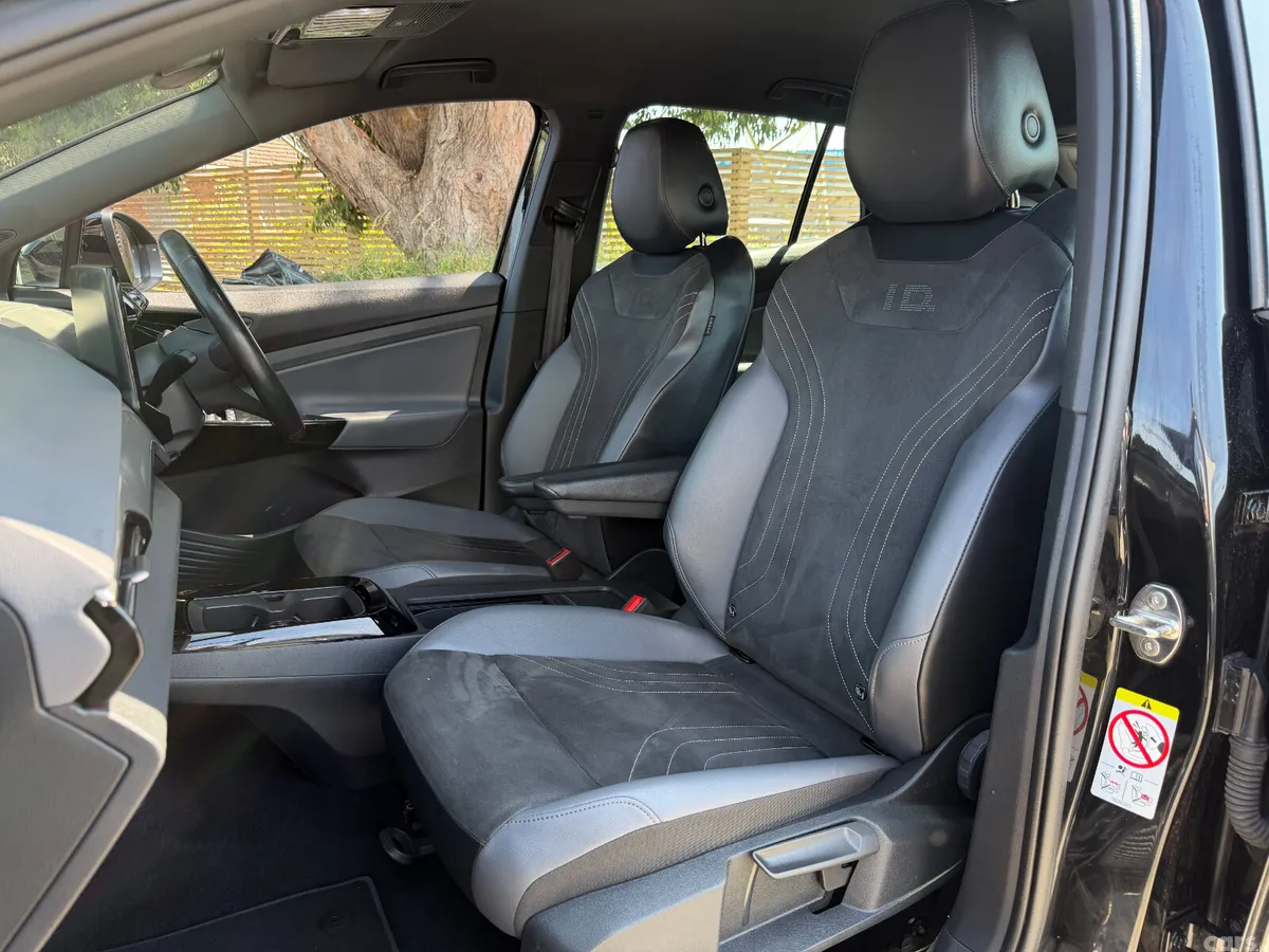 Volkswagen ID.4 SUV, Electric, 2023, Black