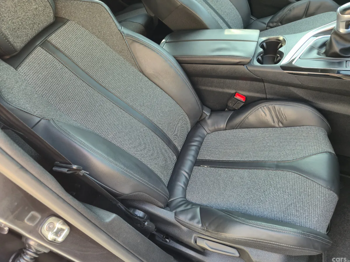 Peugeot 5008 MPV, Diesel, 2018, Grey