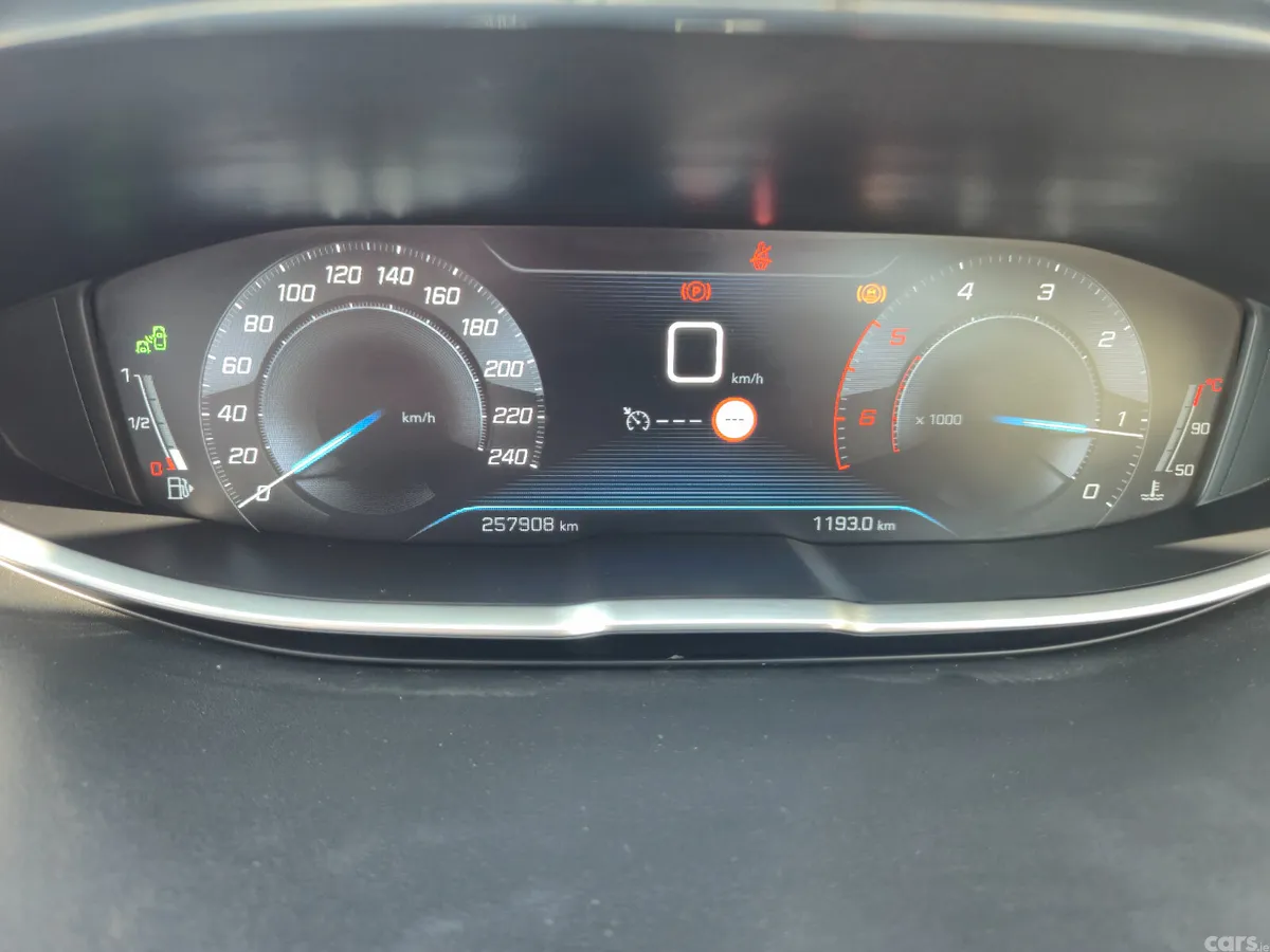 Peugeot 5008 MPV, Diesel, 2018, Grey
