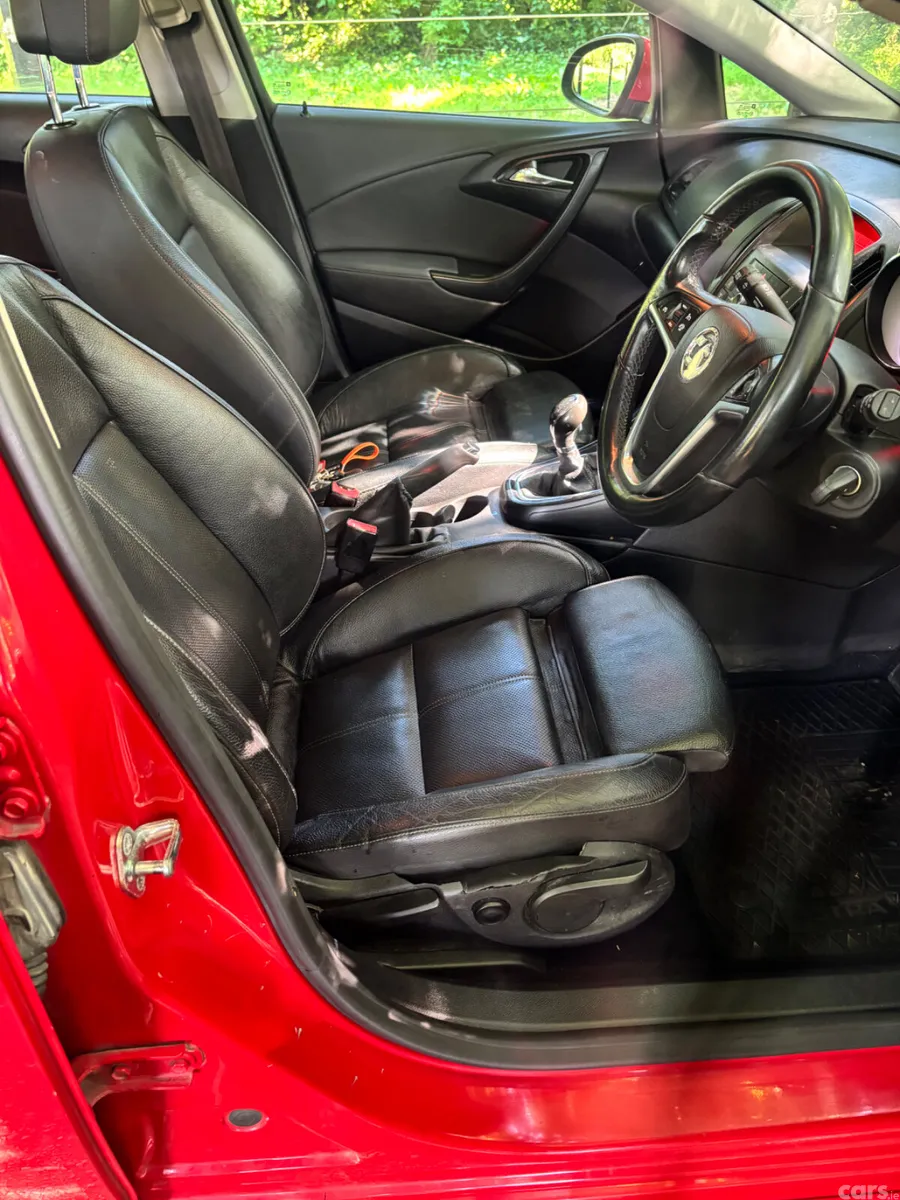 Opel Astra Hatchback, Diesel, 2015, Red