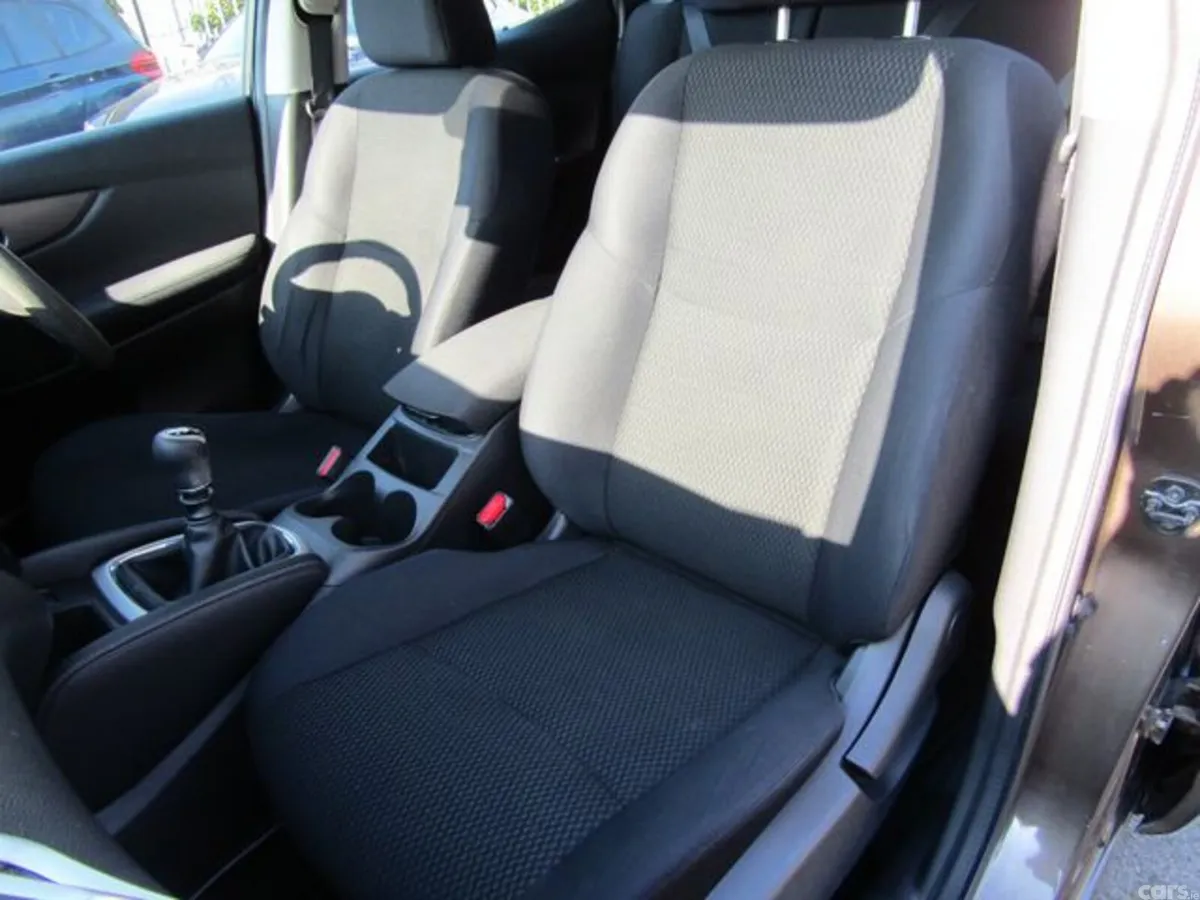 Nissan Qashqai MPV, Petrol, 2016, Brown