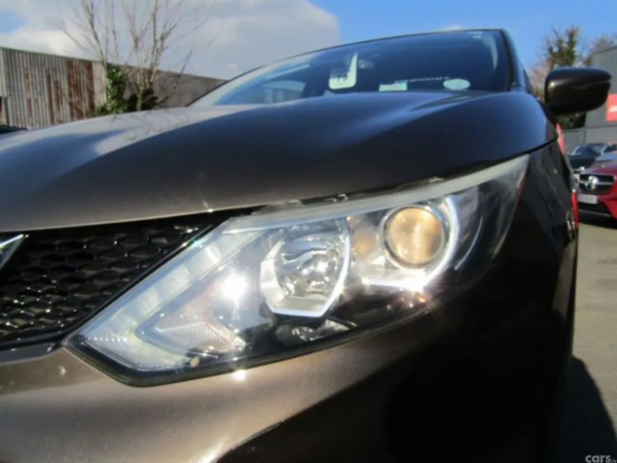 Nissan Qashqai MPV, Petrol, 2016, Brown