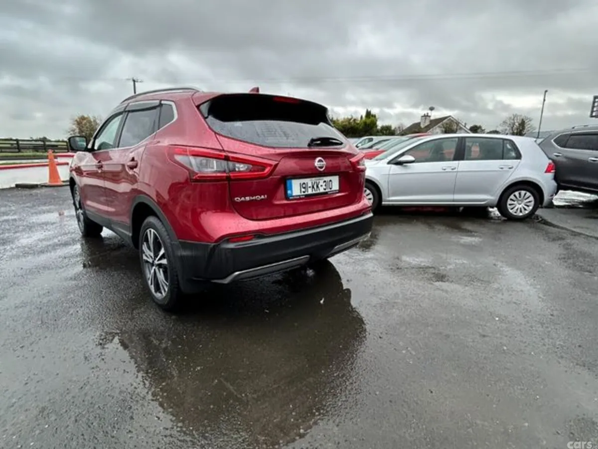 Nissan Qashqai MPV, Diesel, 2019, Red