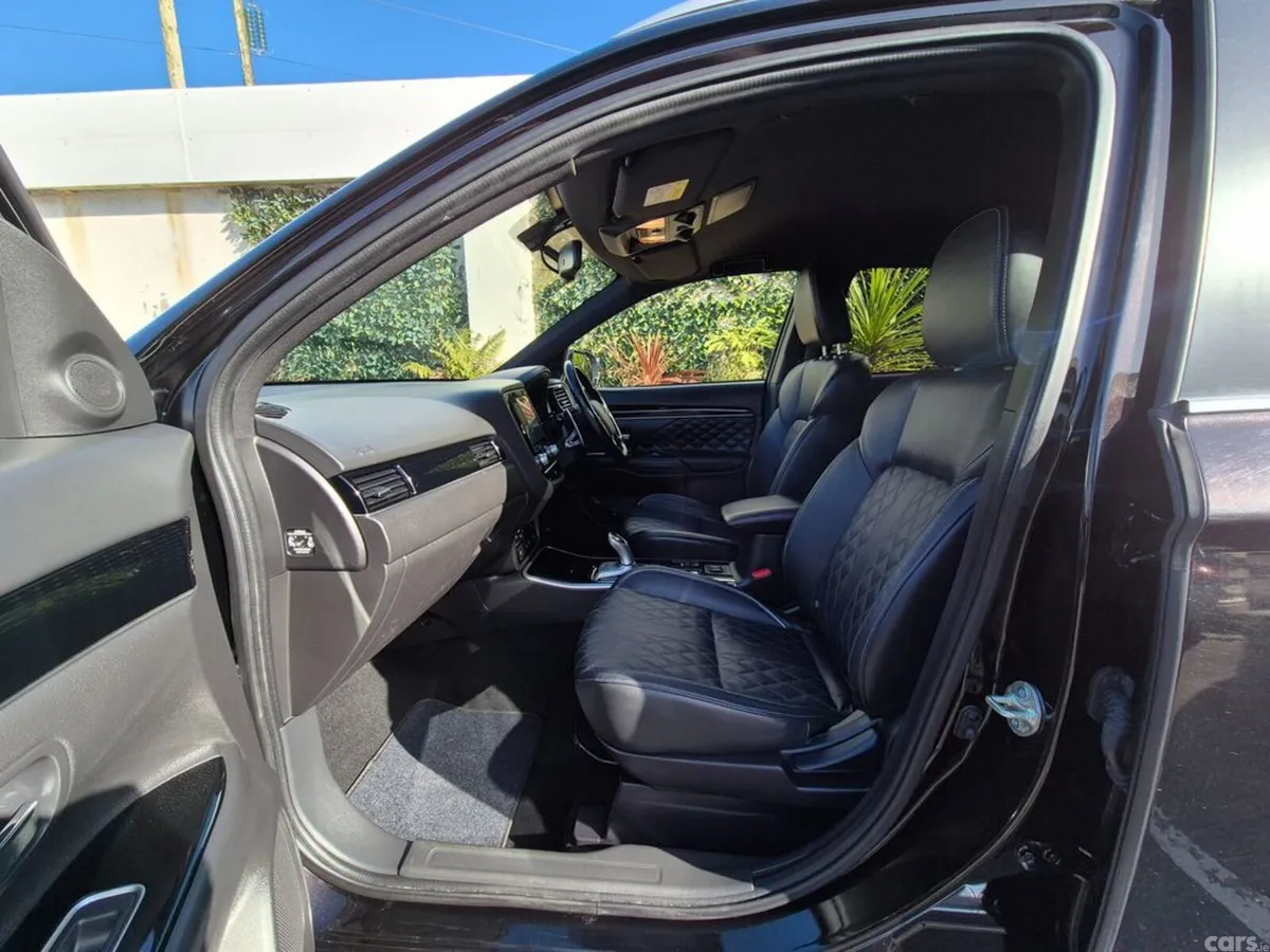 Mitsubishi Outlander Estate, Petrol Plug-in Hybrid, 2021, Black