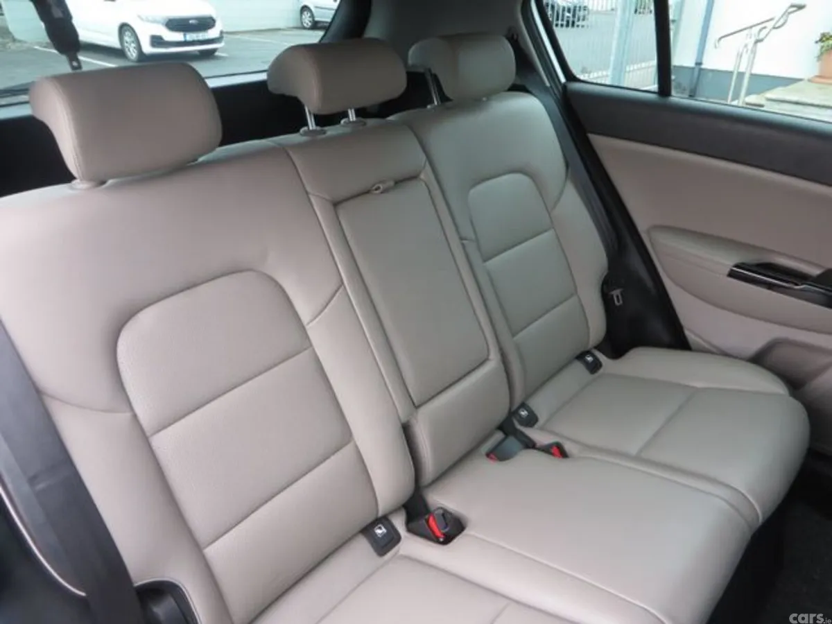 Kia Sportage MPV, Diesel Hybrid, 2021, White