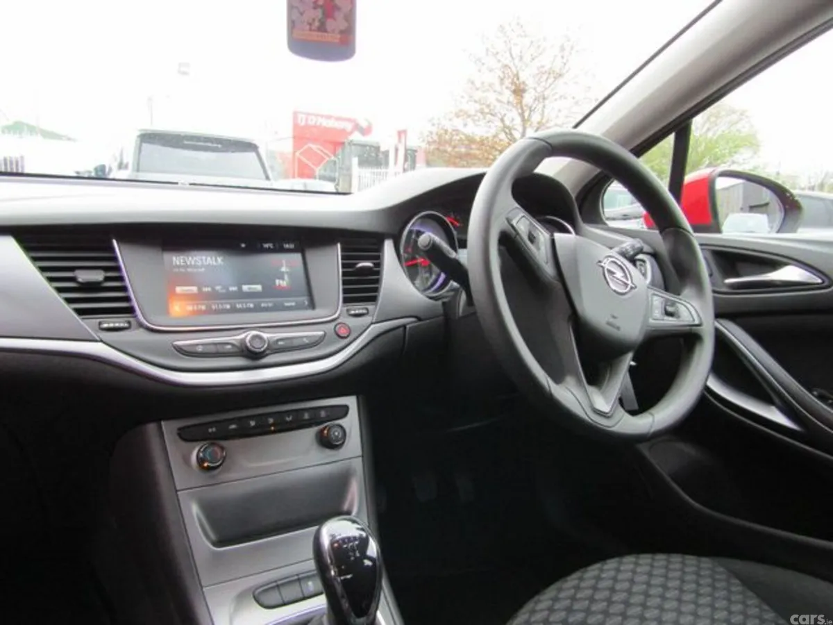 Opel Astra Hatchback, Petrol, 2017, Red