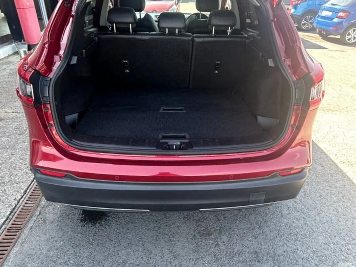Nissan Qashqai SUV, Petrol, 2019, Red