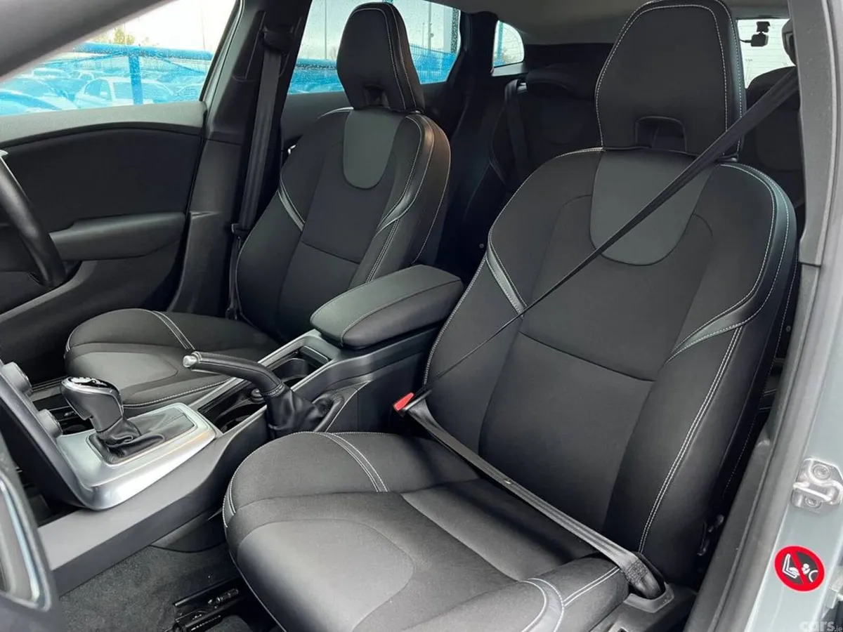 Volvo V40 Hatchback, Diesel, 2018, Silver