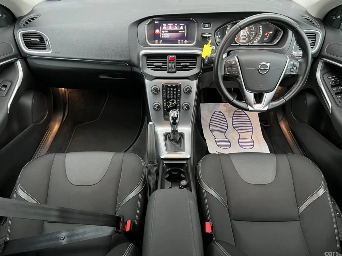 Volvo V40 Hatchback, Diesel, 2018, Silver