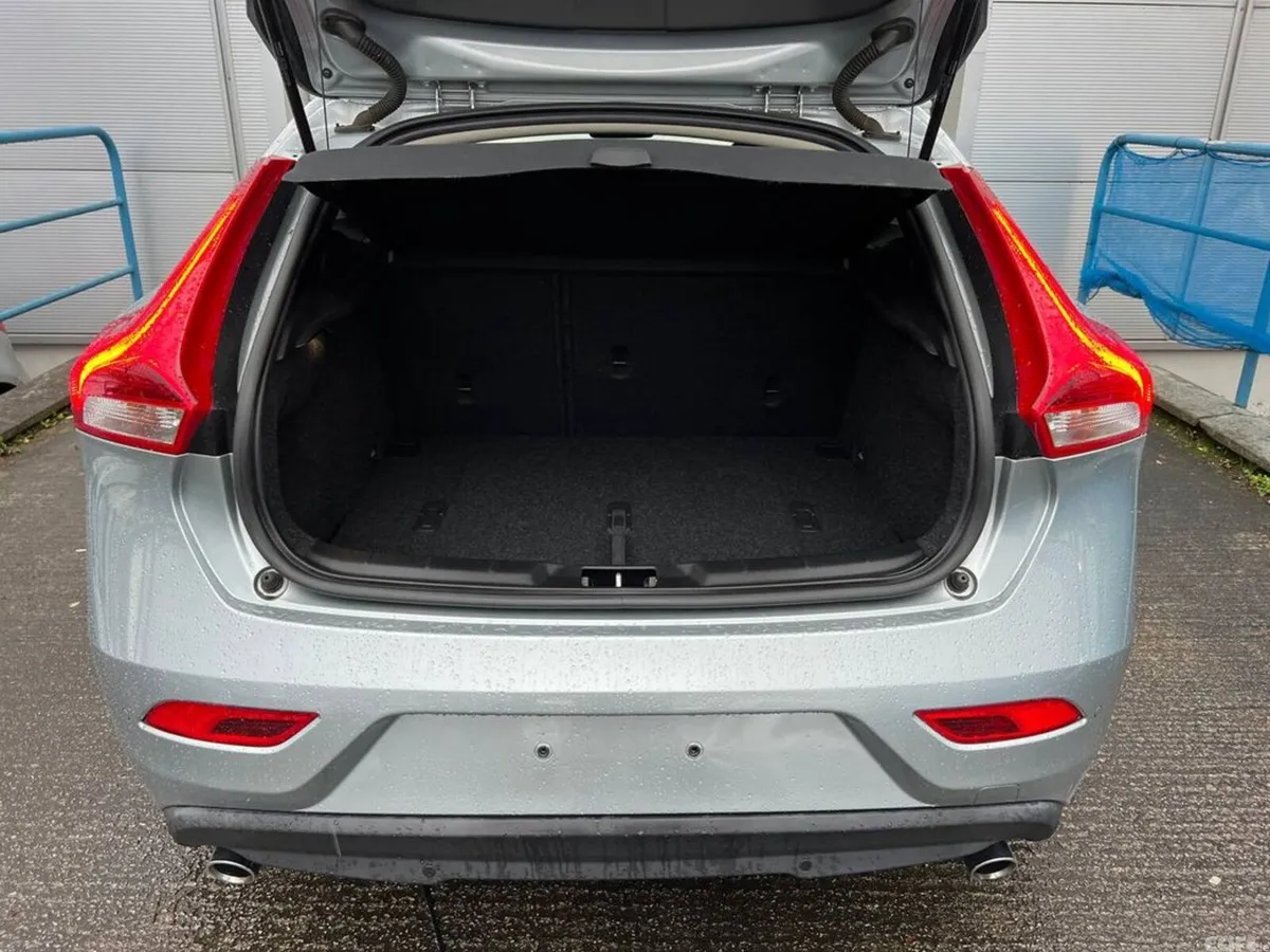 Volvo V40 Hatchback, Diesel, 2018, Silver
