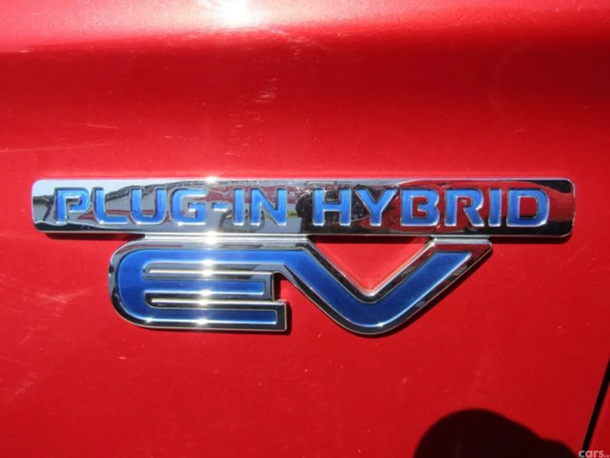 Mitsubishi Outlander Estate, Petrol Plug-in Hybrid, 2017, Red