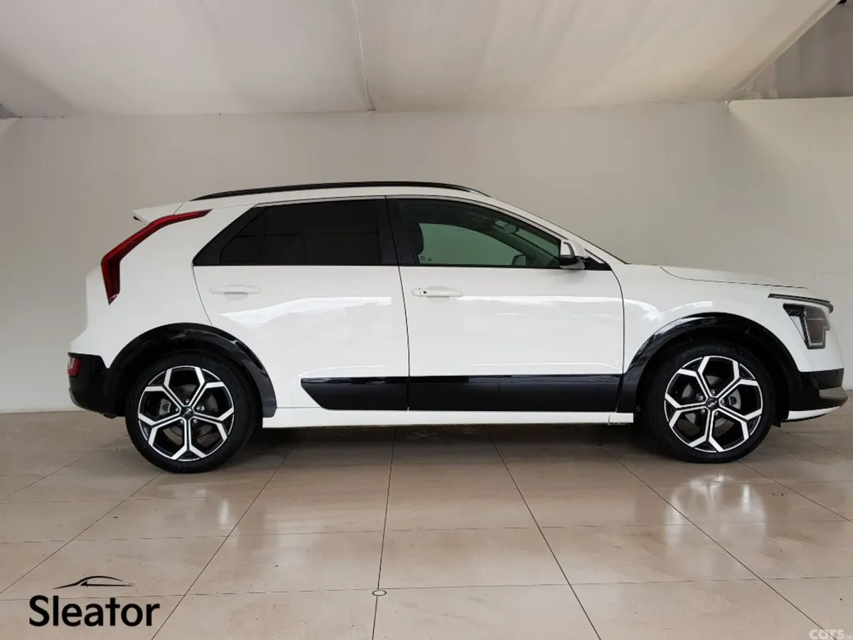 Kia Niro MPV, Petrol Plug-in Hybrid, 2023, White