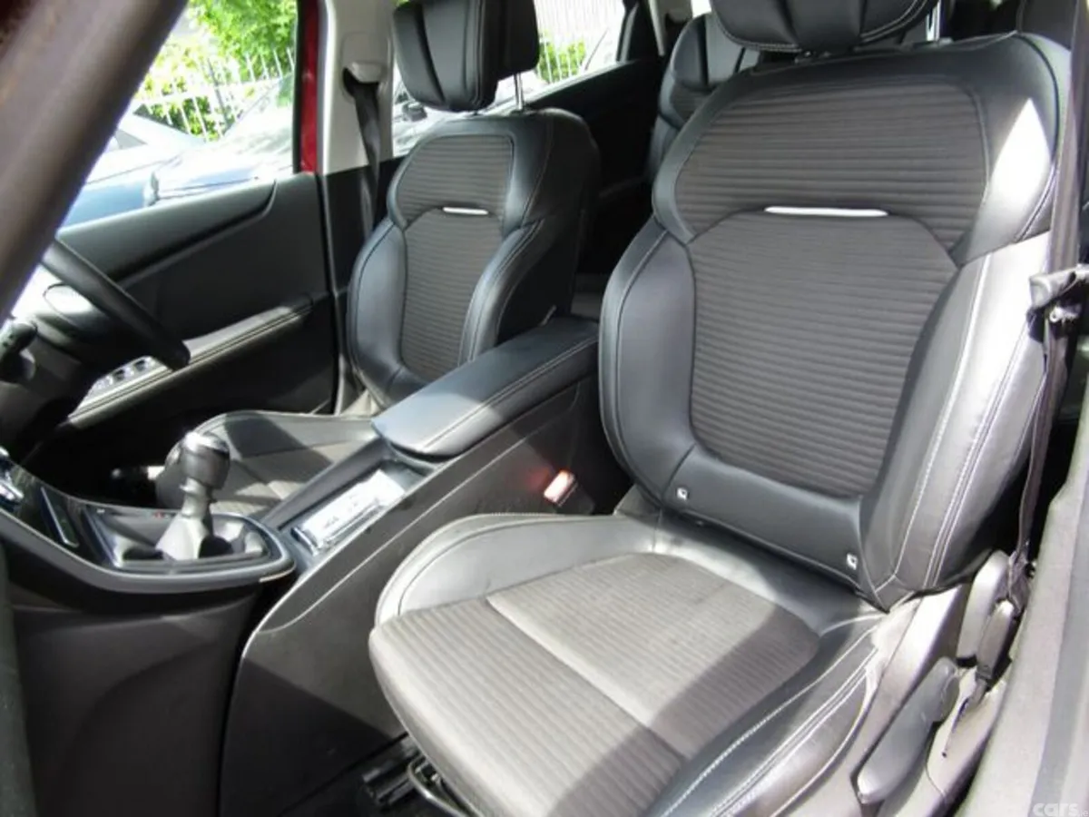 Renault Scenic Hatchback, Diesel, 2018, Red