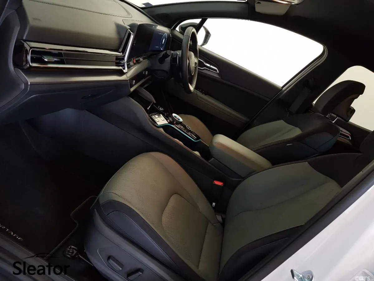 Kia Sportage MPV, Petrol Hybrid, 2025, White