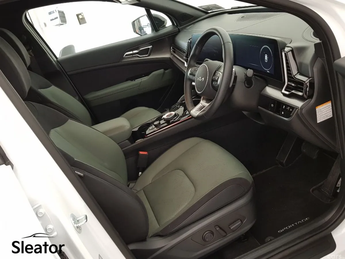 Kia Sportage MPV, Petrol Hybrid, 2025, White