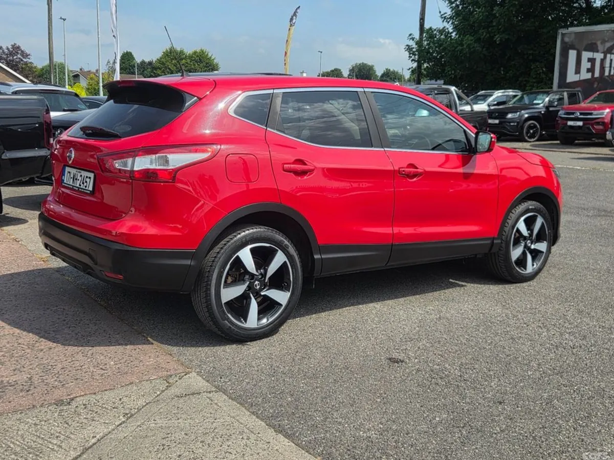 Nissan Qashqai Hatchback, Diesel, 2017, Red
