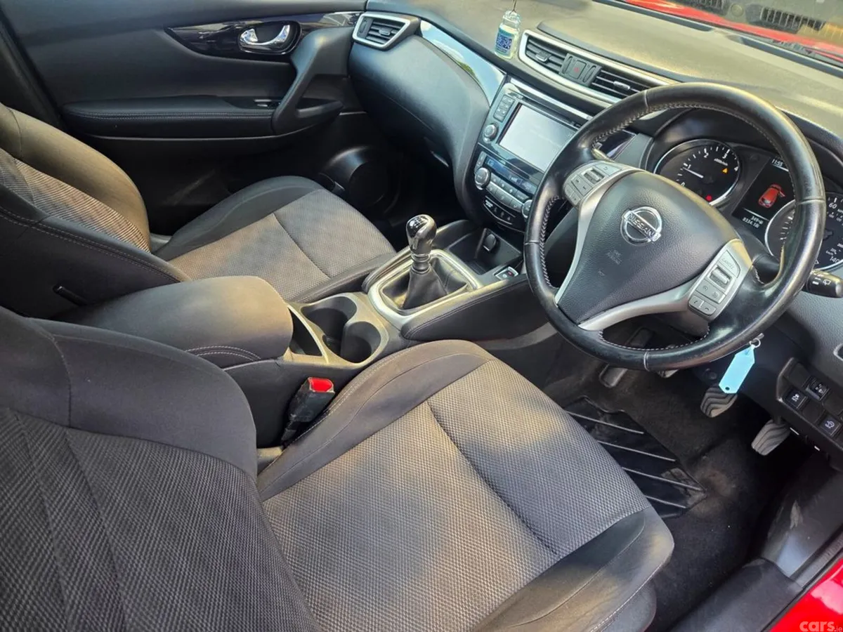 Nissan Qashqai Hatchback, Diesel, 2017, Red