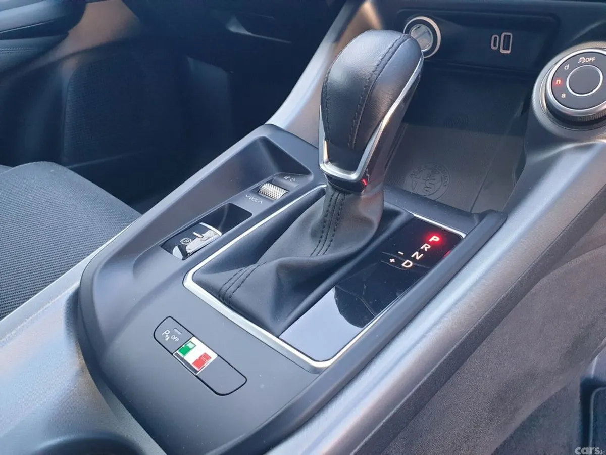 Alfa Romeo Tonale Hatchback, Petrol, 2024, Blue