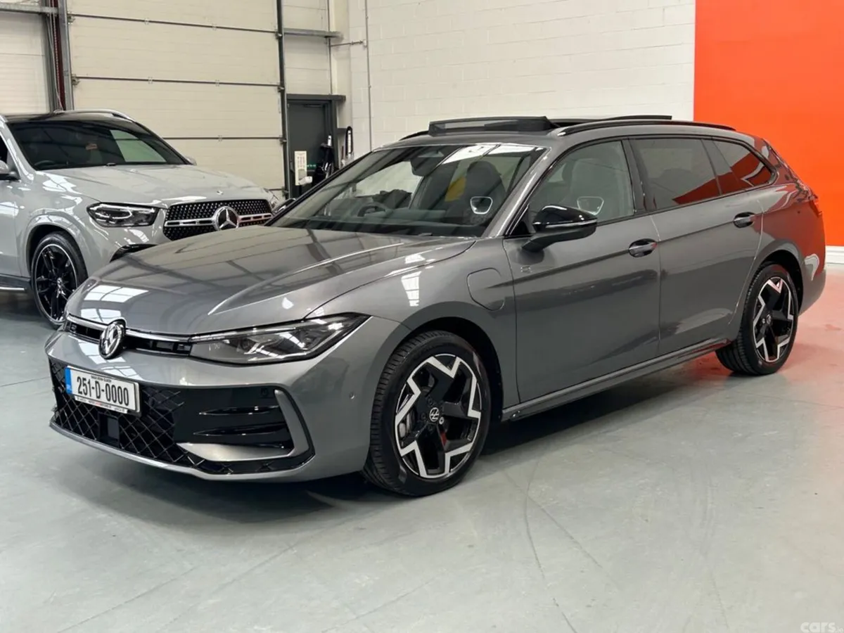 Volkswagen Passat Estate, Petrol Hybrid, 2025, Grey