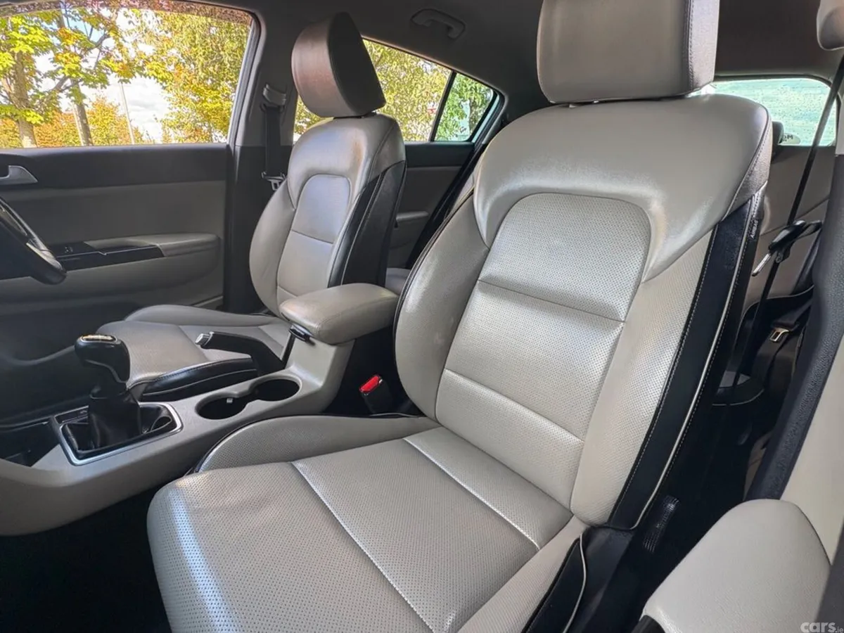 Kia Sportage SUV, Diesel Hybrid, 2021, White