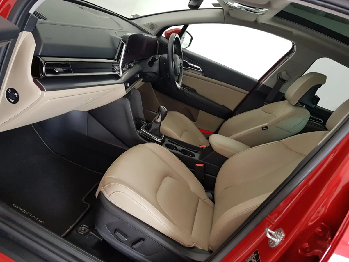 Kia Sportage MPV, Diesel, 2022, Red