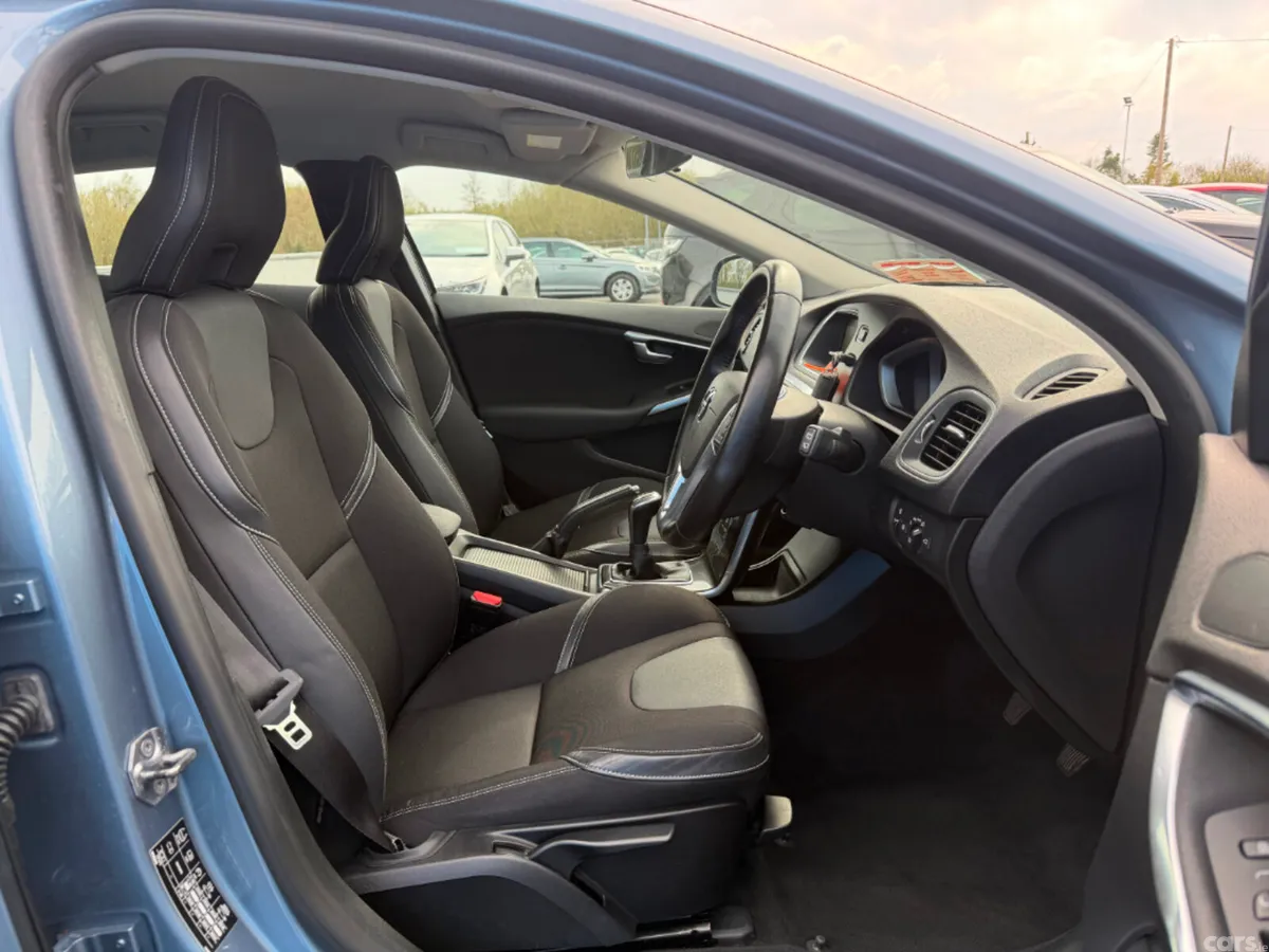 Volvo V40 Hatchback, Diesel, 2016, Blue