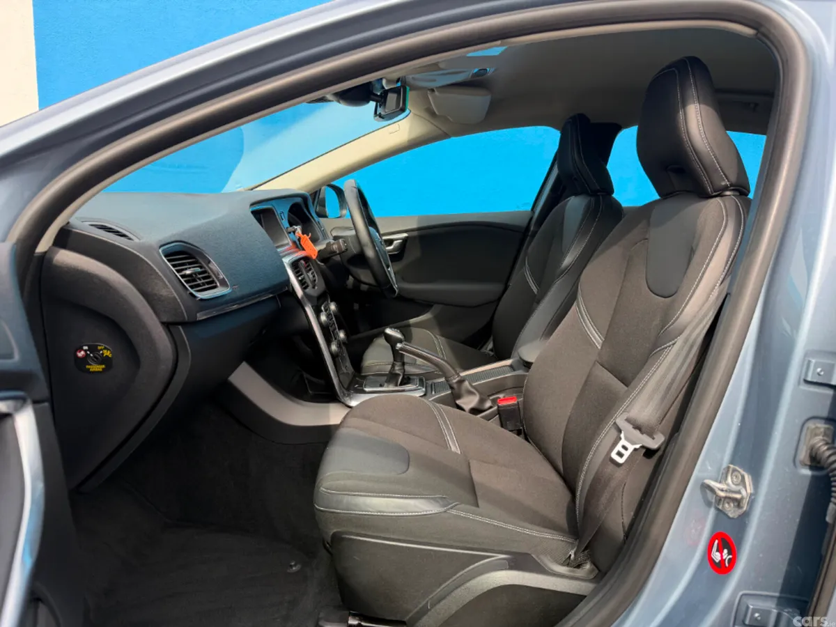 Volvo V40 Hatchback, Diesel, 2016, Blue