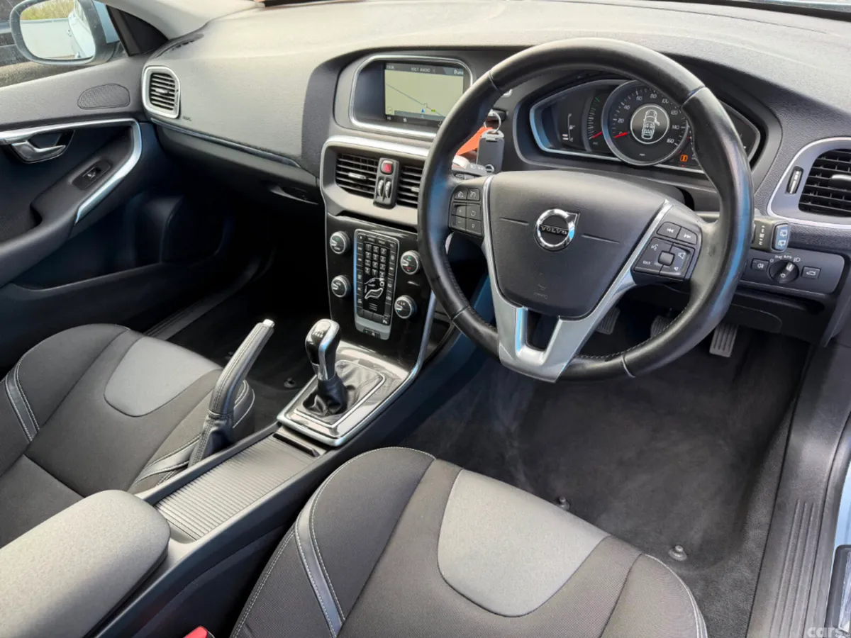 Volvo V40 Hatchback, Diesel, 2016, Blue