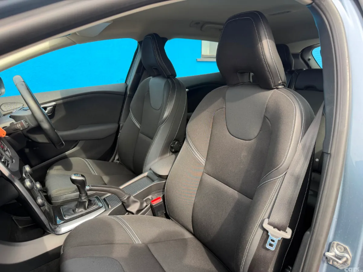 Volvo V40 Hatchback, Diesel, 2016, Blue