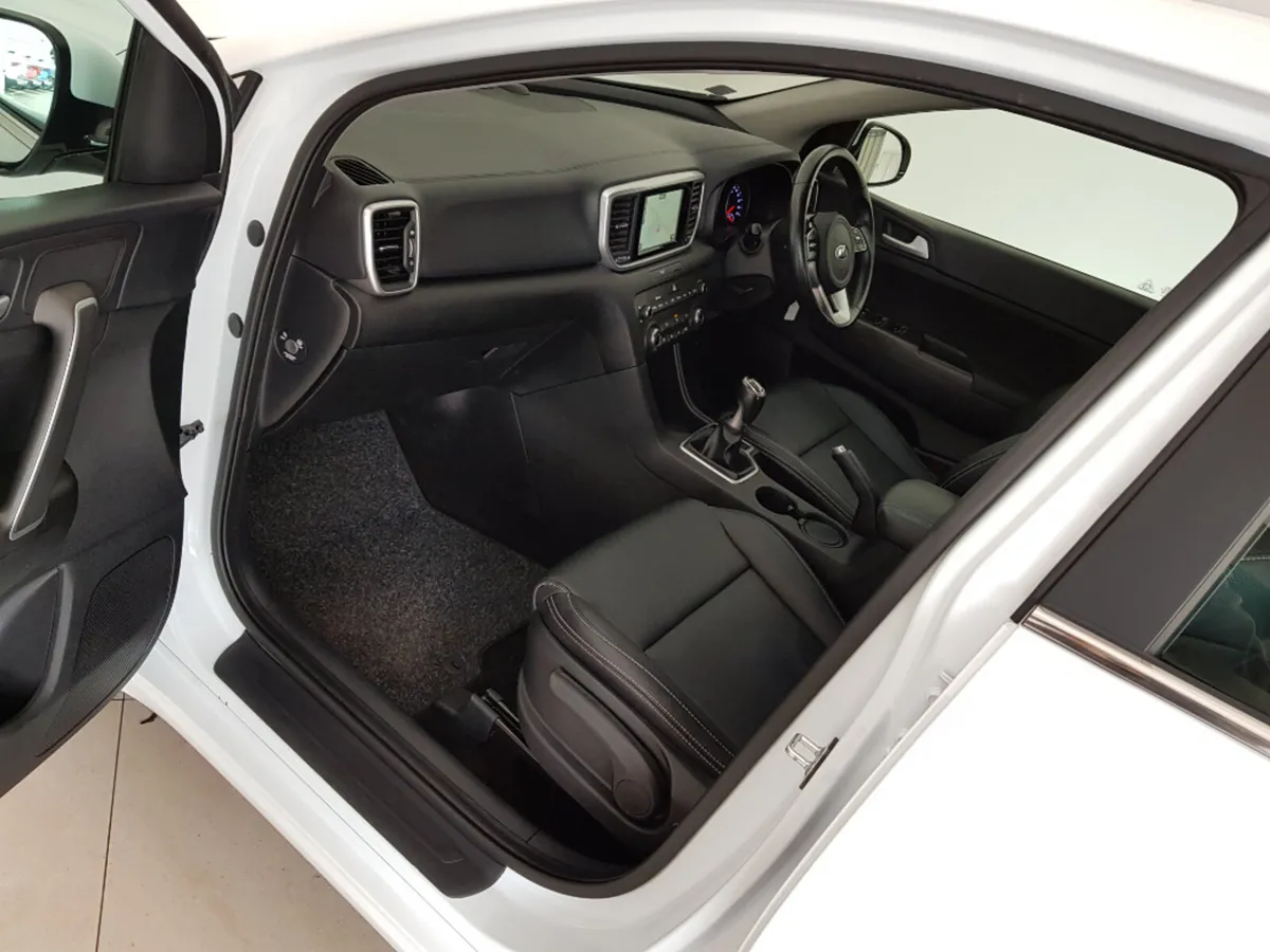 Kia Sportage MPV, Diesel, 2021, White