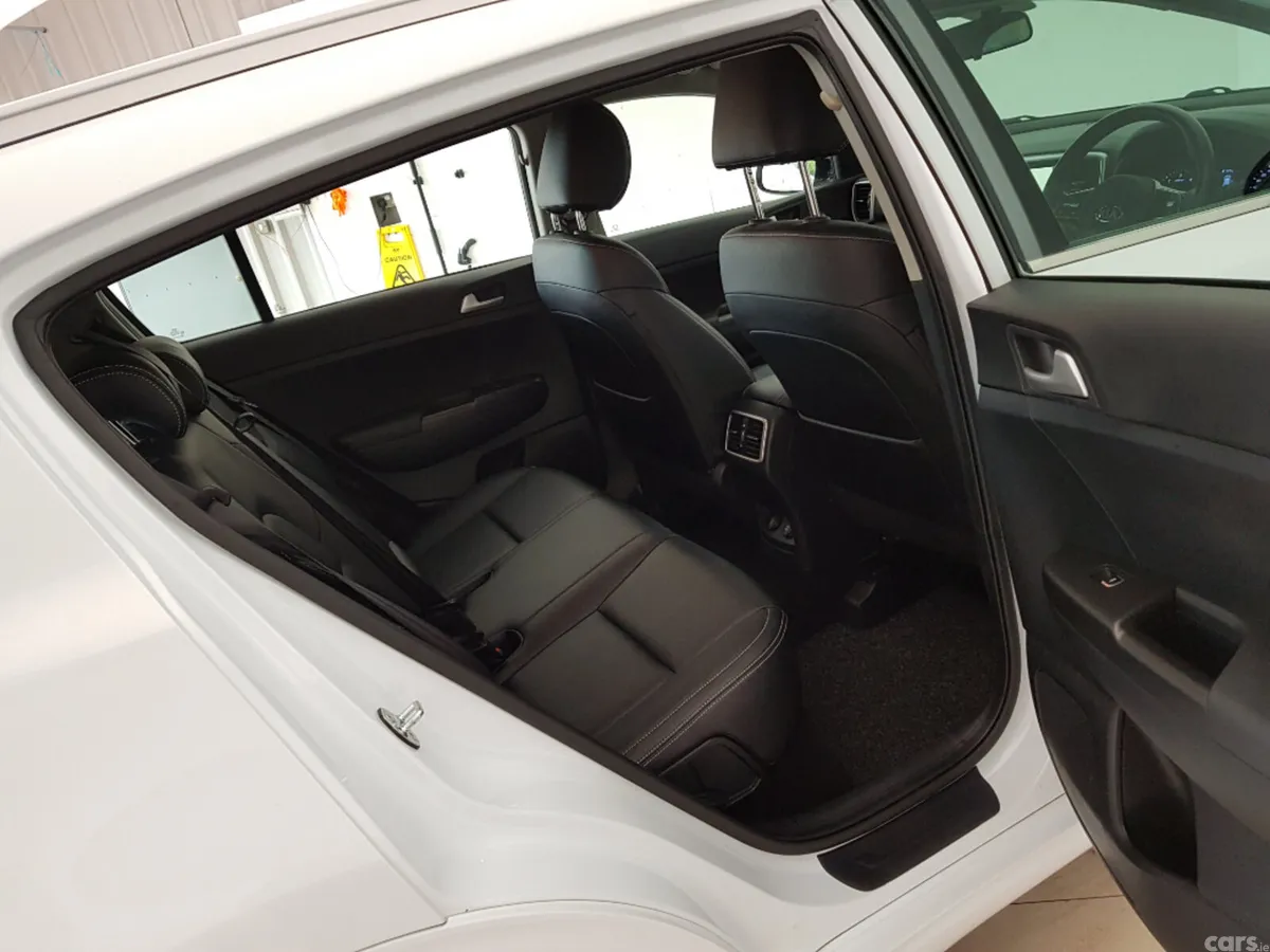 Kia Sportage MPV, Diesel, 2021, White