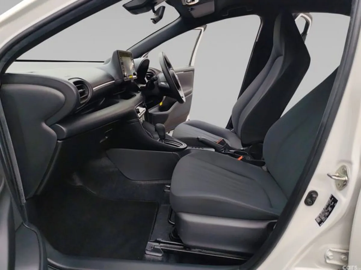 Toyota Yaris Hatchback, Petrol Hybrid, 2022, White