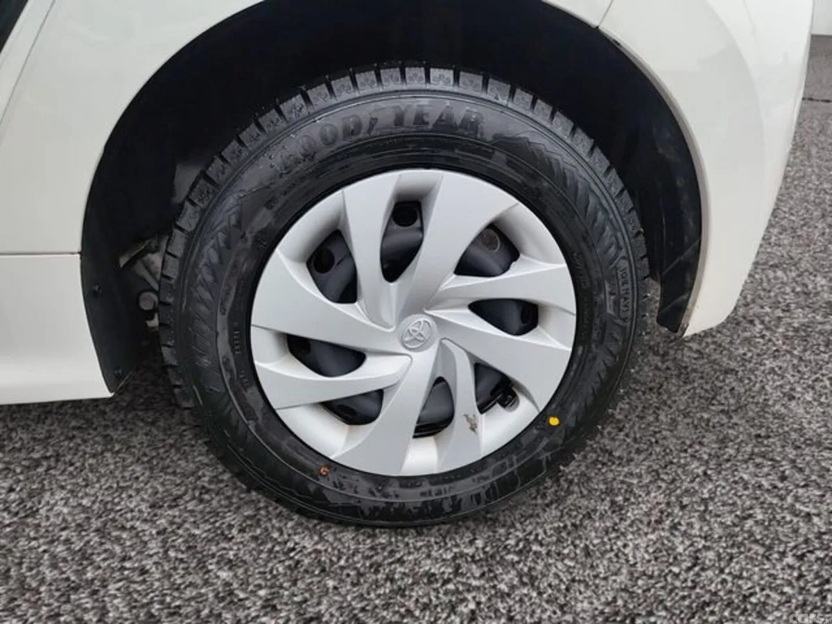 Toyota Yaris Hatchback, Petrol Hybrid, 2022, White