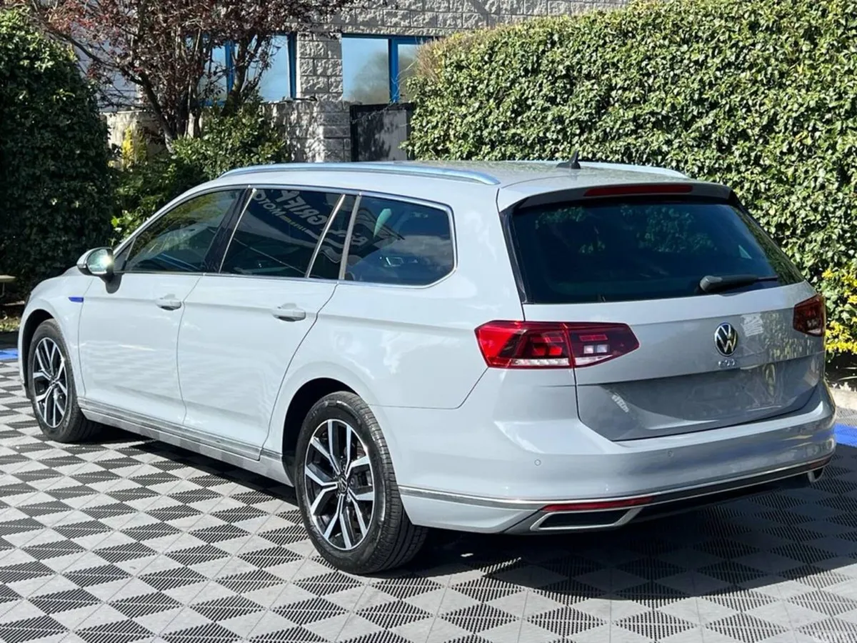 Volkswagen Passat Estate, Petrol Plug-in Hybrid, 2022, Grey