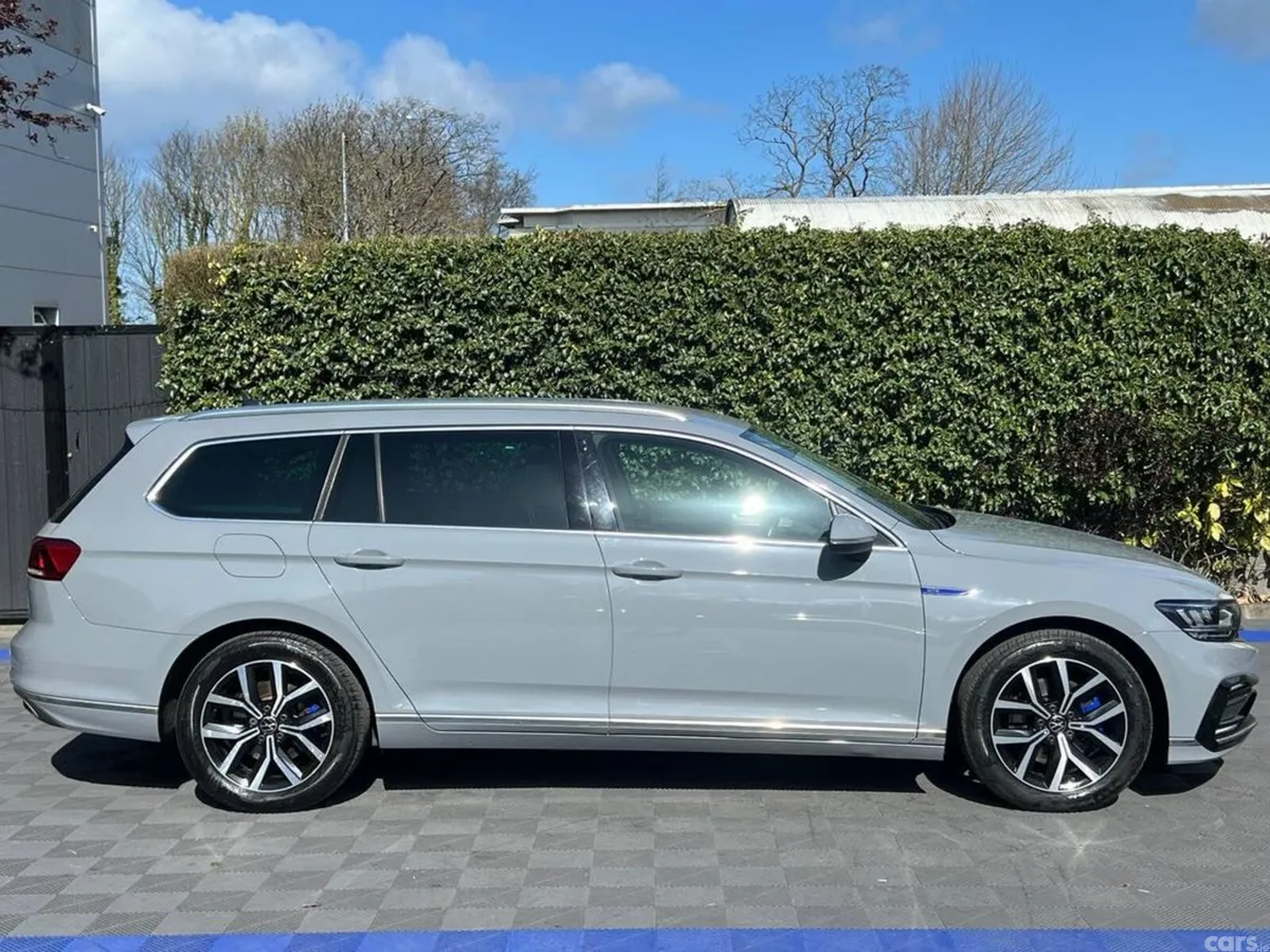 Volkswagen Passat Estate, Petrol Plug-in Hybrid, 2022, Grey