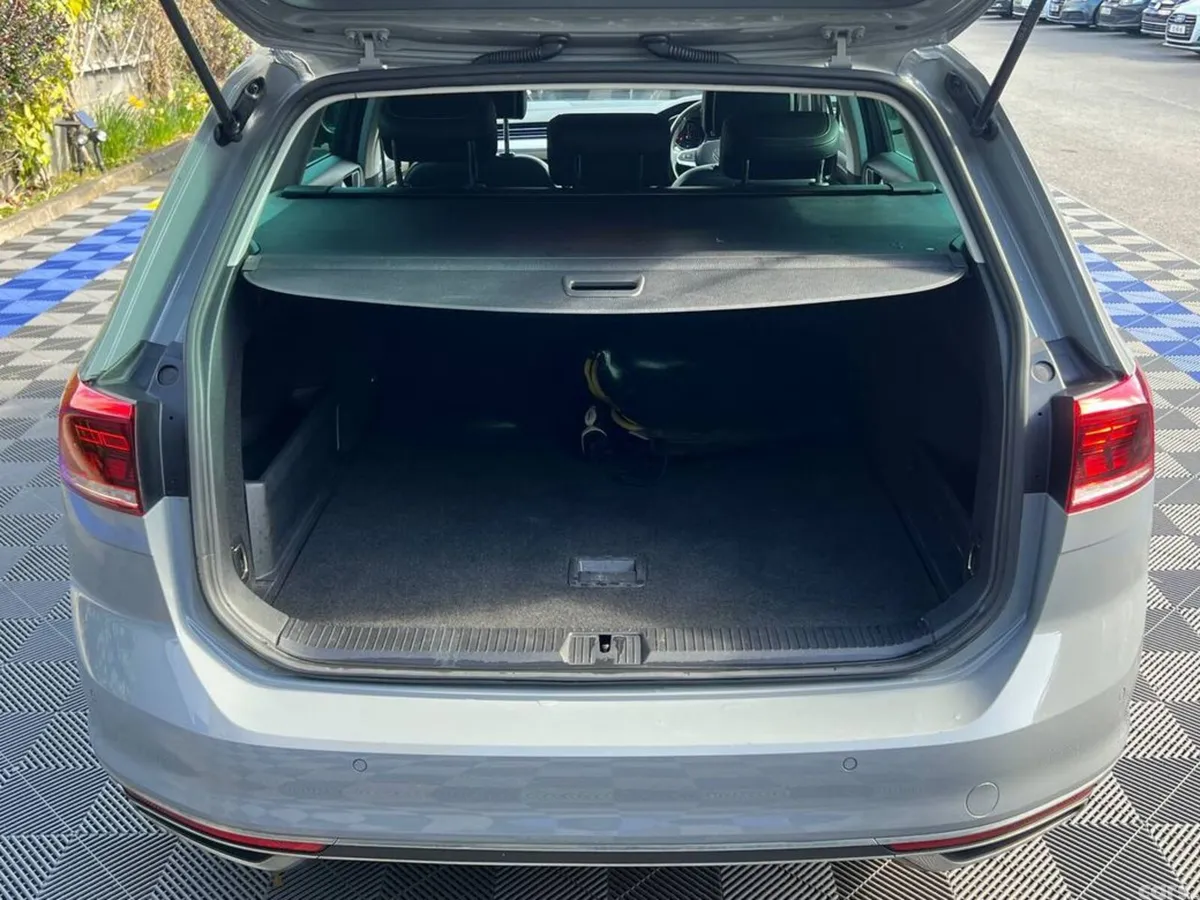 Volkswagen Passat Estate, Petrol Plug-in Hybrid, 2022, Grey