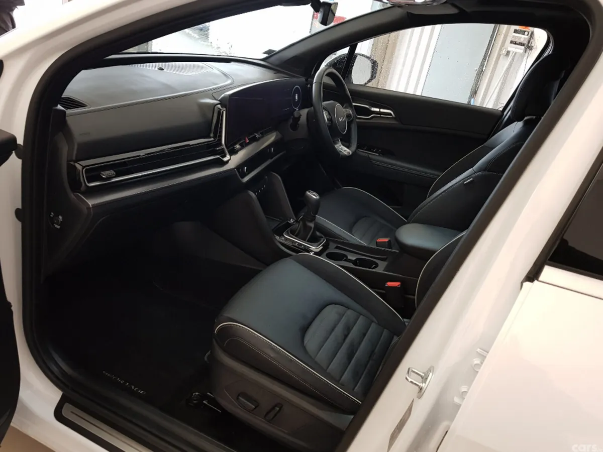 Kia Sportage MPV, Diesel Hybrid, 2025, White