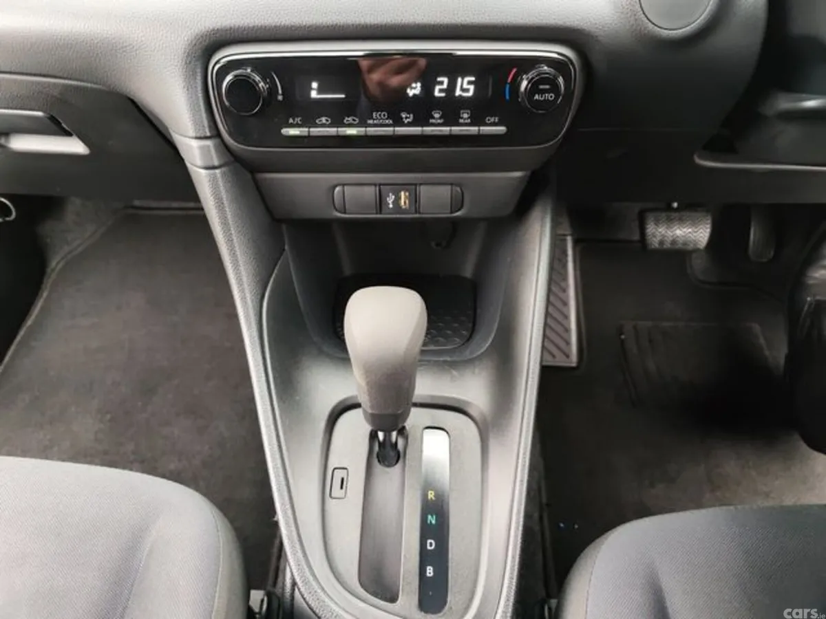 Toyota Yaris Hatchback, Petrol Hybrid, 2022, Silver