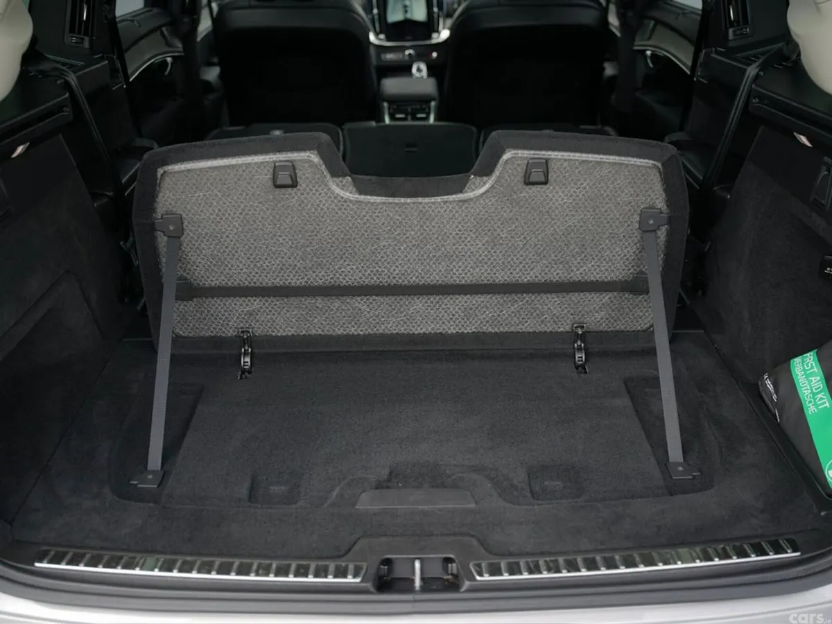 Volvo XC90 SUV, Petrol Plug-in Hybrid, 2025, Silver