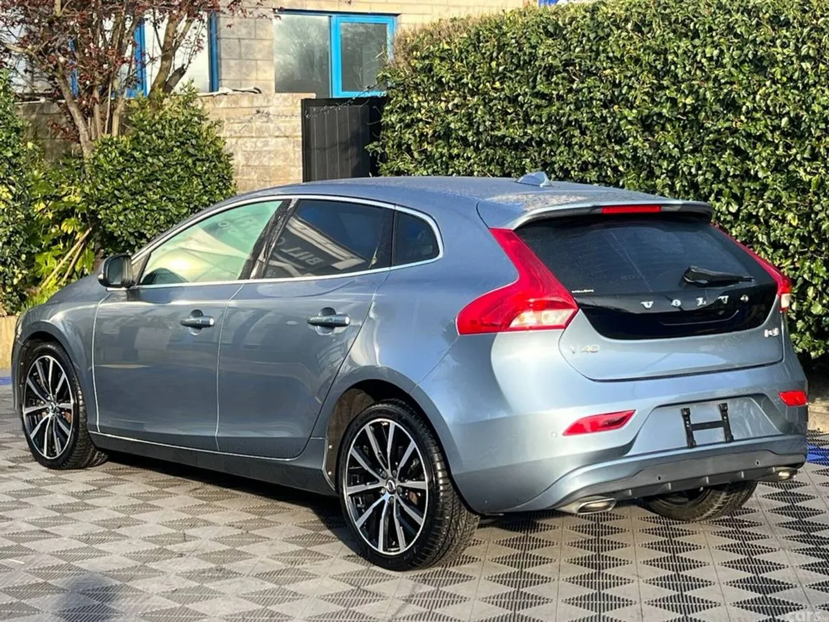 Volvo V40 Hatchback, Diesel, 2017, Blue