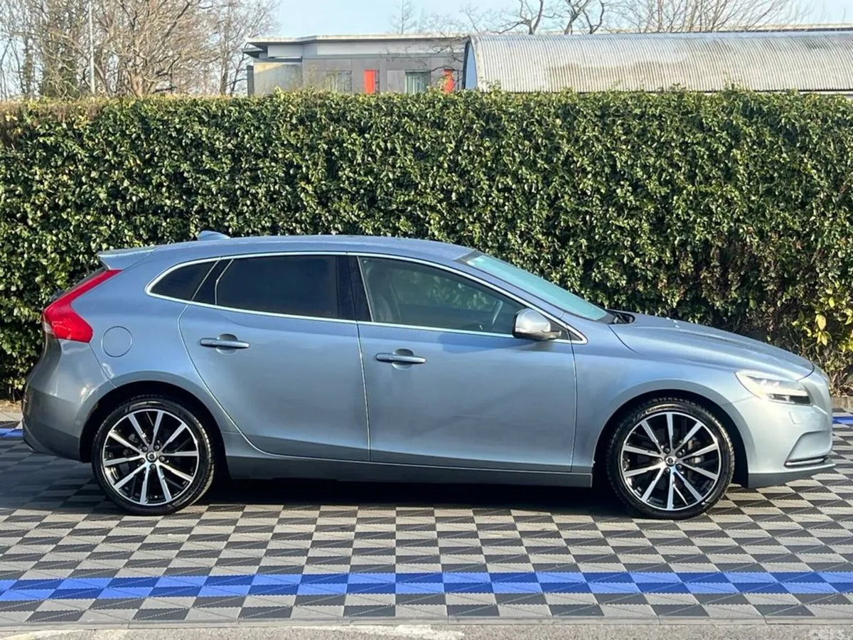 Volvo V40 Hatchback, Diesel, 2017, Blue